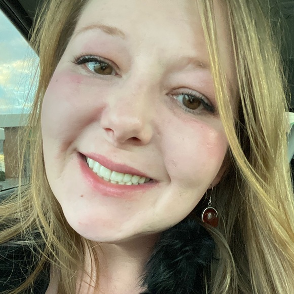 Meet your Posher, Amanda - Picture 2 of 16